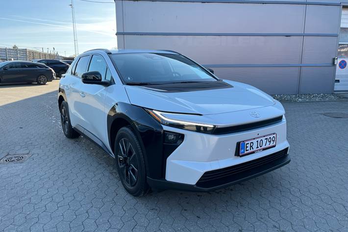 Hvid Toyota BZ4X fra 2026