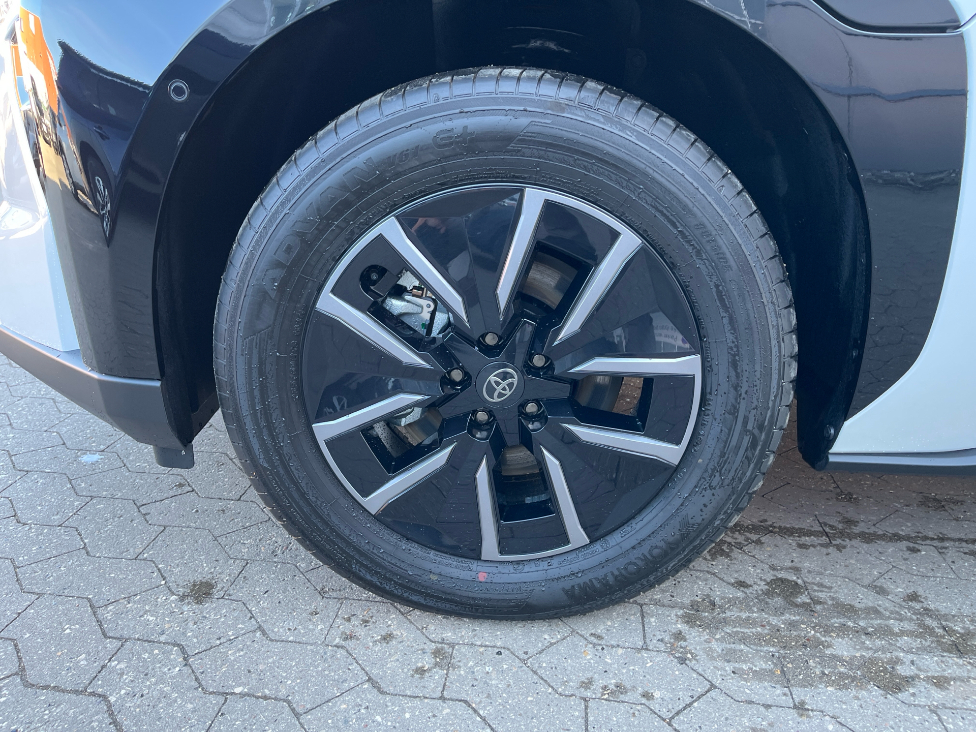 Hvid Toyota BZ4X fra 2026