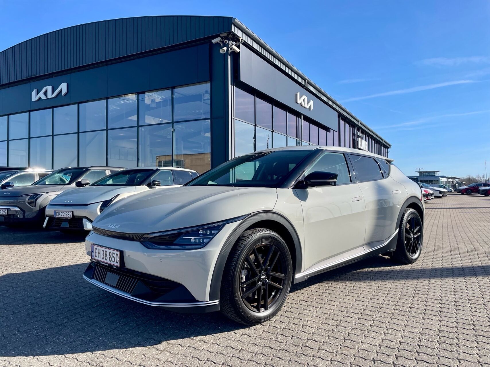 Hvid Kia EV6 fra 2025 set udefra