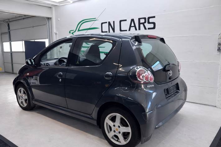 Grå Toyota Aygo fra 2009