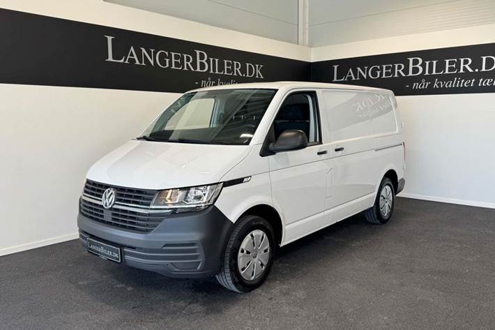 Hvid VW Transporter fra 2021 set udefra