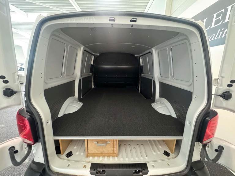 VW Transporter 2,0 TDi 110 Kassevogn kort