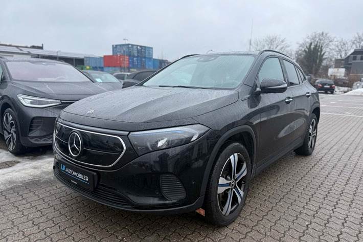 Sort Mercedes EQA250 fra 2023 set udefra
