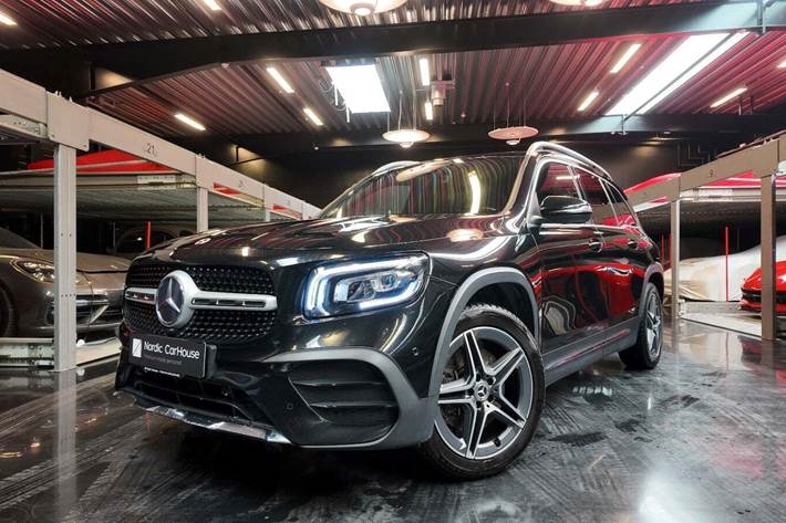 Sort Mercedes GLB250 fra 2021 set udefra
