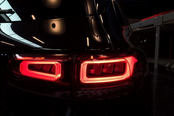 Sort Mercedes GLB250 fra 2021