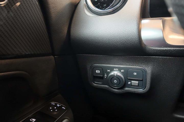 Sort Mercedes GLB250 fra 2021