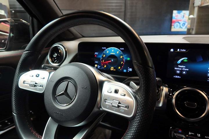 Sort Mercedes GLB250 fra 2021