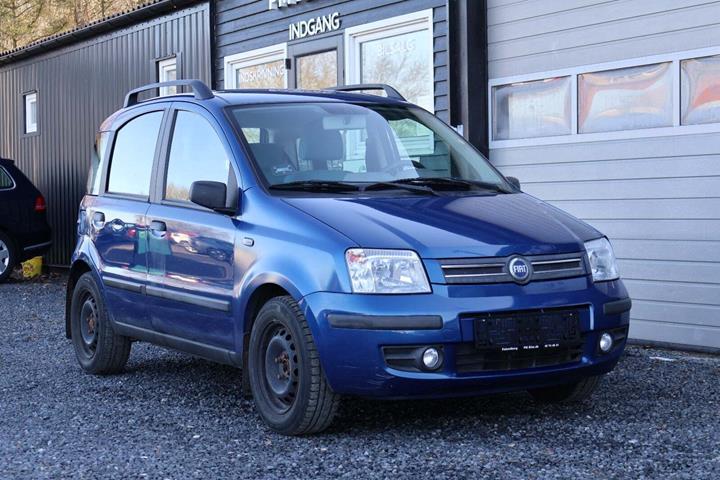 Blå Fiat Panda fra 2004 set udefra