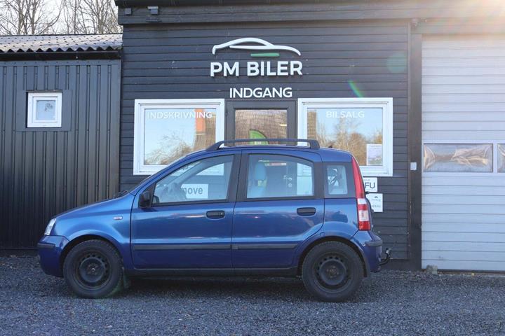 Blå Fiat Panda fra 2004 set udefra