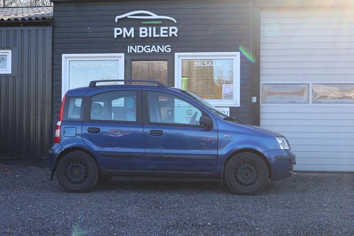 Blå Fiat Panda fra 2004 set udefra