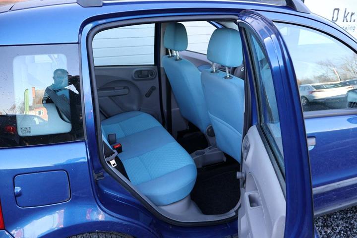 Blå Fiat Panda fra 2004 set indefra