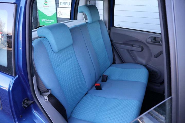 Blå Fiat Panda fra 2004 set indefra