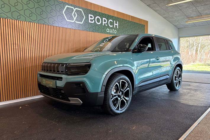 Blå Jeep Avenger fra 2024 set udefra