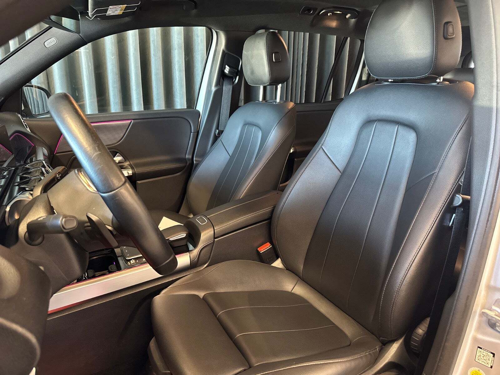 Sølv Mercedes EQB250 fra 2023