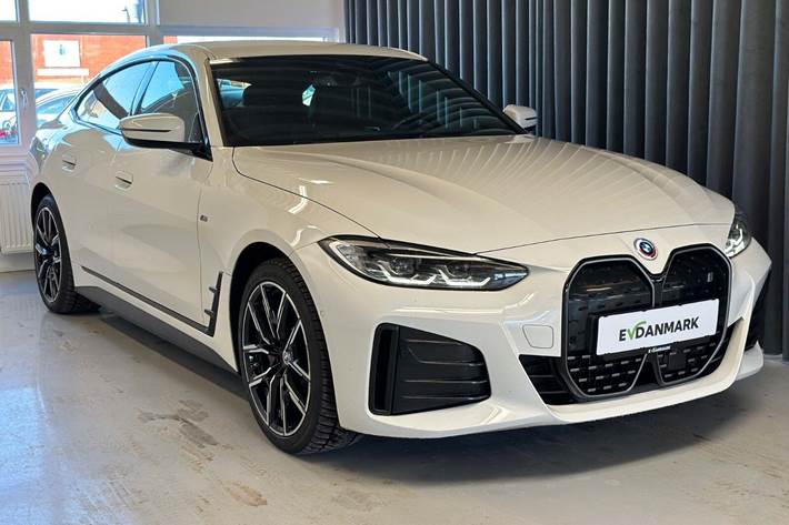 Hvid BMW i4 fra 2023 set udefra