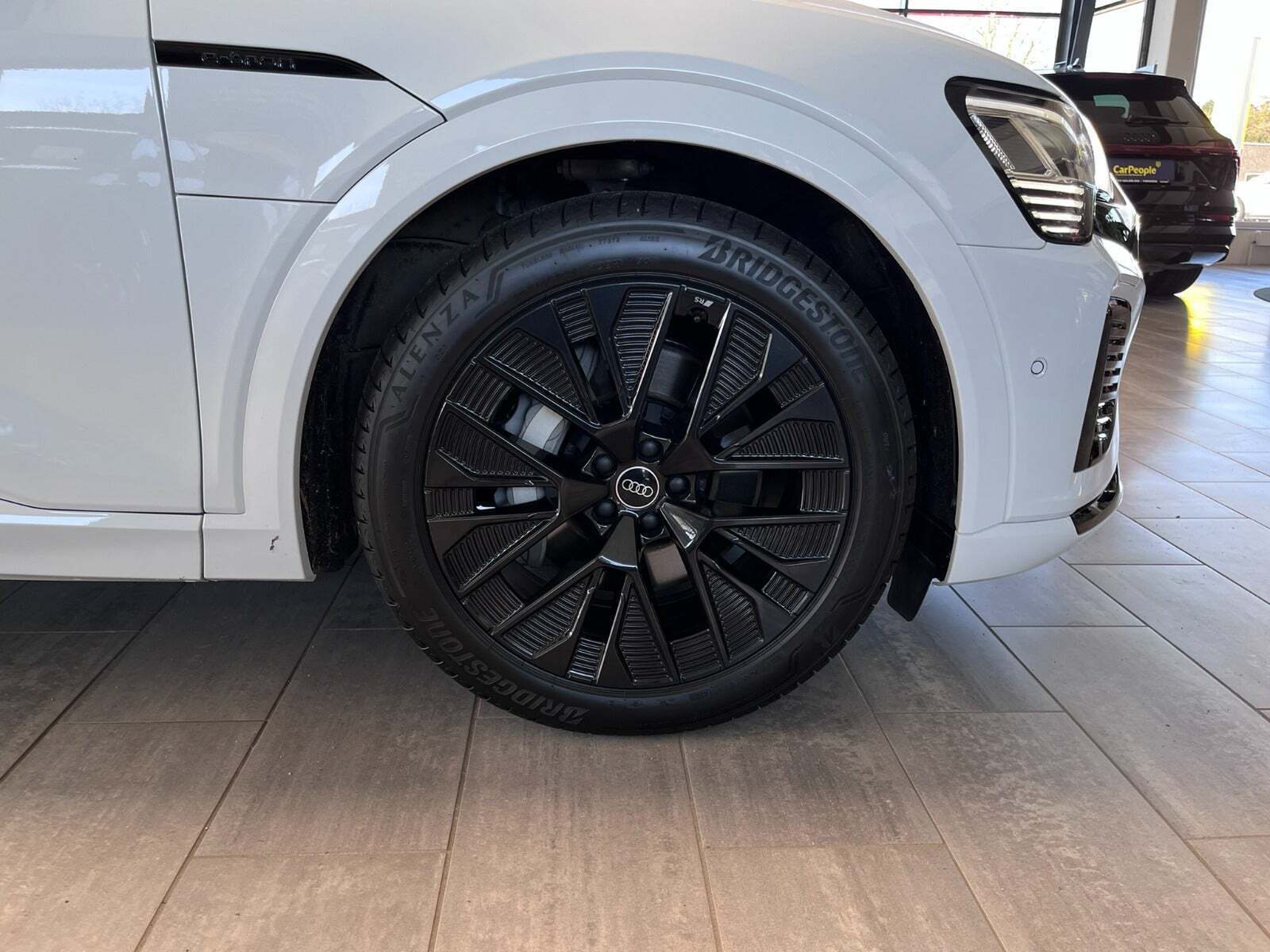 Hvid Audi Q8 e-tron fra 2024