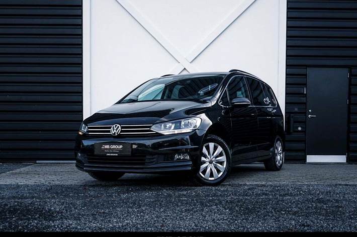 Gul VW Touran fra 2021
