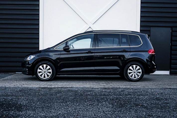 Gul VW Touran fra 2021
