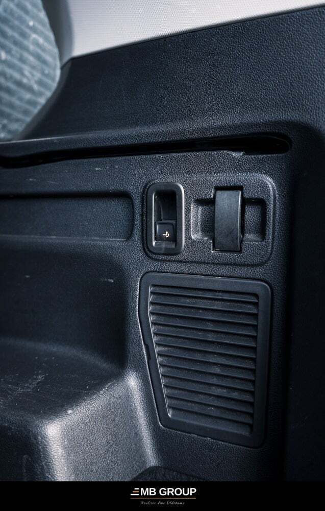 Gul VW Touran fra 2021