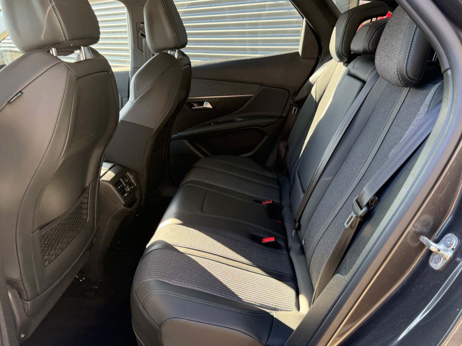 Grå Peugeot 3008 fra 2021