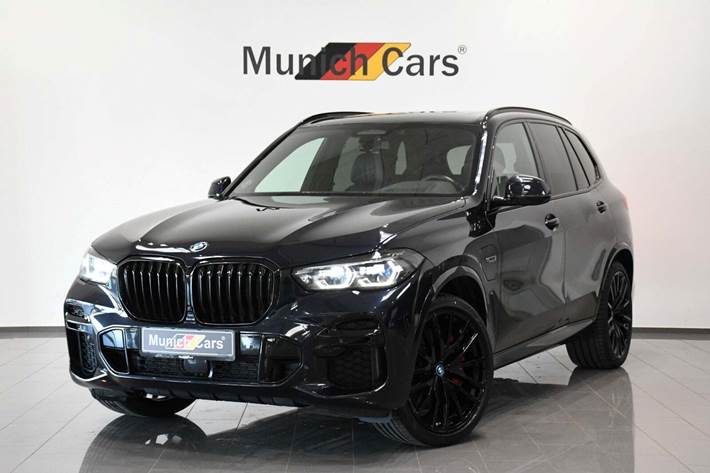 Sort BMW X5 fra 2022 set udefra
