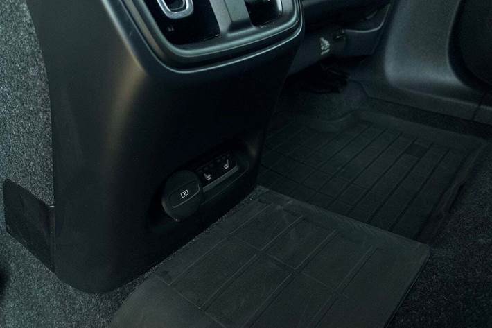 Orange Volvo XC40 fra 2024