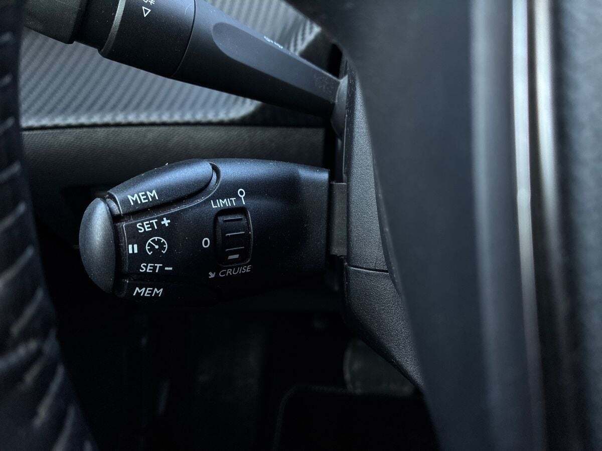 Rød Peugeot e-208 fra 2022