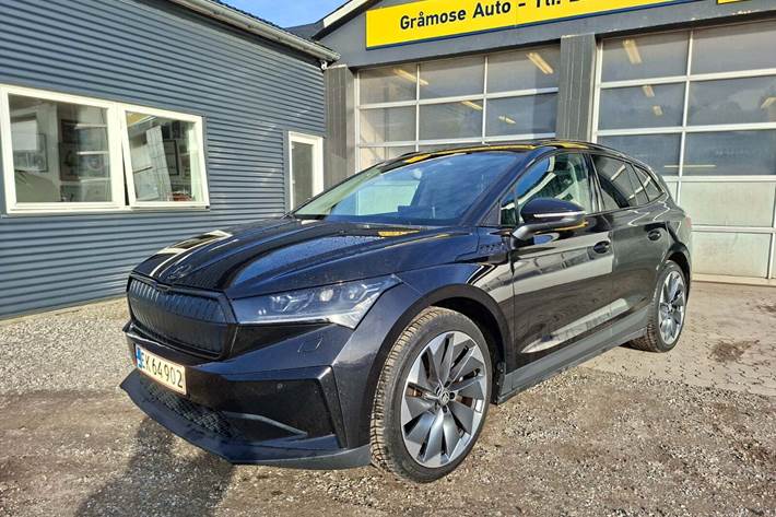 Sort Skoda Enyaq fra 2021 set udefra