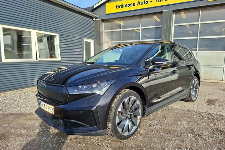 Sort Skoda Enyaq fra 2021 set udefra