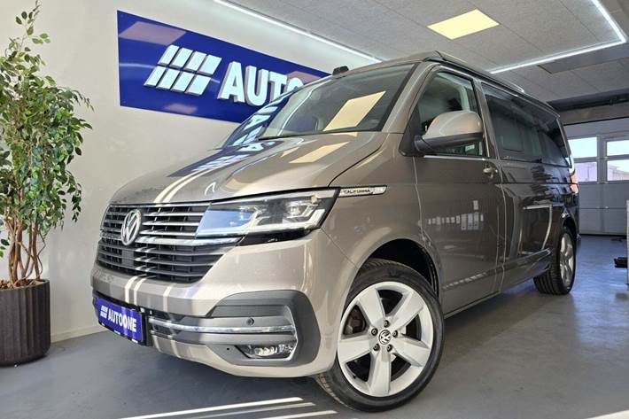 Orange VW California fra 2021 set udefra