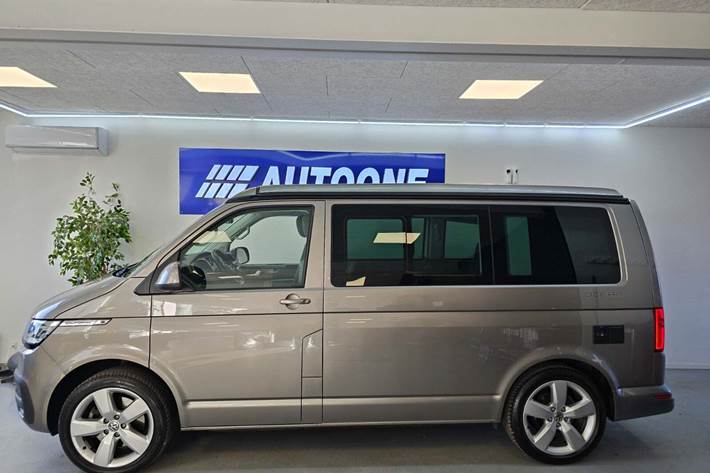 Orange VW California fra 2021 set udefra