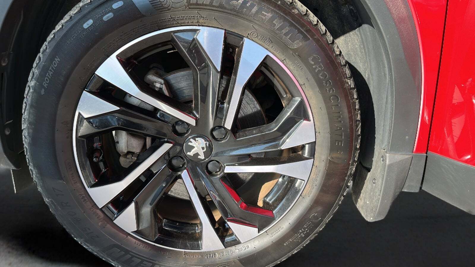 Rød Peugeot e-2008 fra 2022