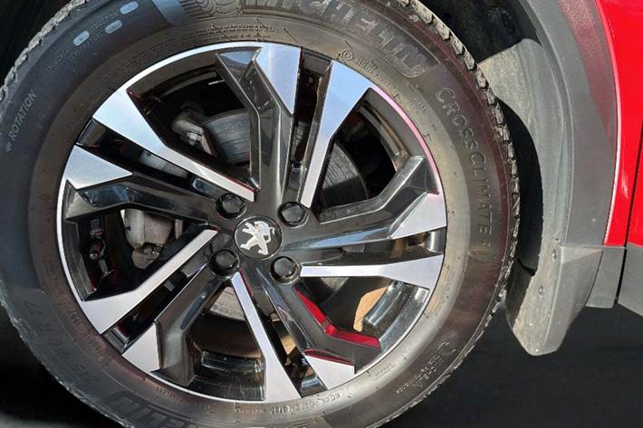 Rød Peugeot e-2008 fra 2022