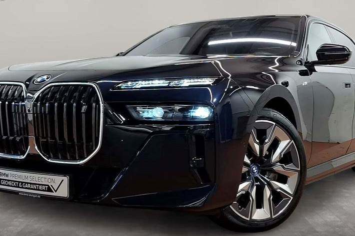 Sort BMW i7 fra 2023 set udefra