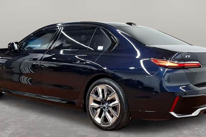 Sort BMW i7 fra 2023