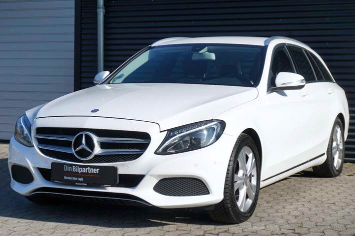 Hvid Mercedes C220 fra 2014 set udefra