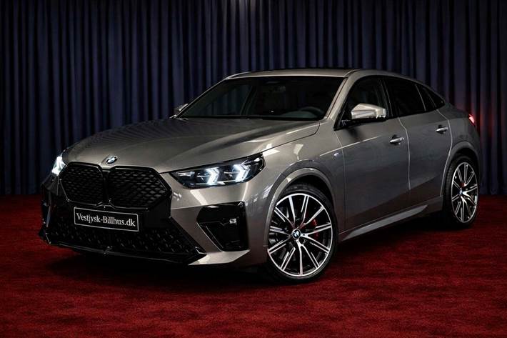 Rød BMW iX2 fra 2024 set udefra