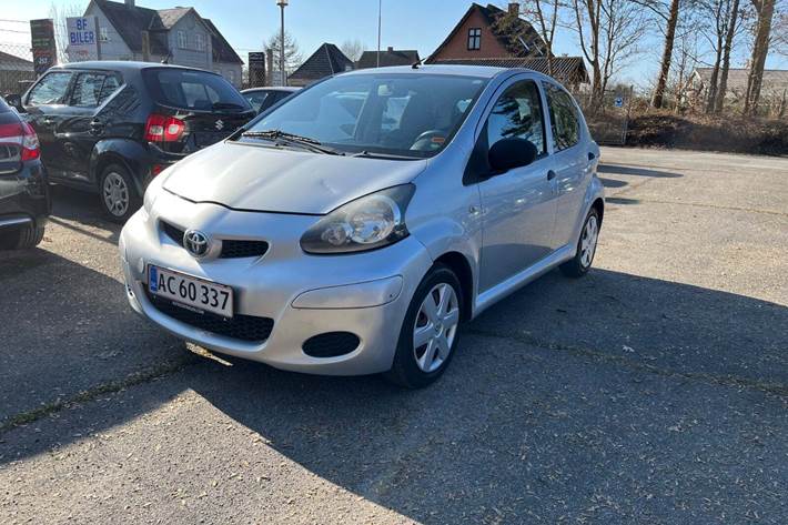 Sølv Toyota Aygo fra 2009 set udefra