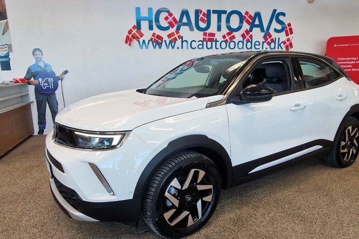 Hvid Opel Mokka-e fra 2023 set udefra