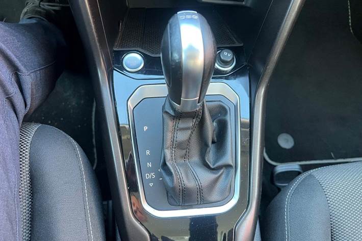 Grå VW T-Roc fra 2019