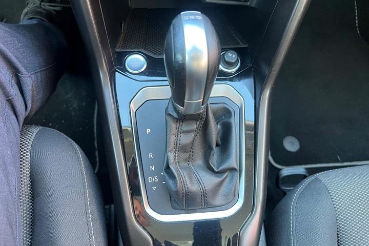 Grå VW T-Roc fra 2019