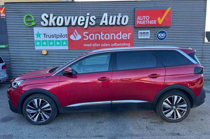 Rød Peugeot 5008 fra 2020