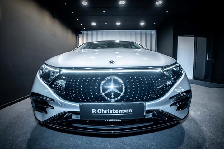 Sølv Mercedes EQS580 fra 2022