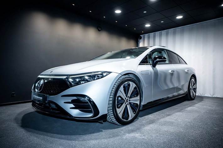 Sølv Mercedes EQS580 fra 2022