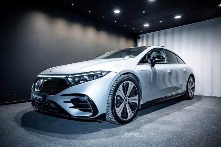 Sølv Mercedes EQS580 fra 2022