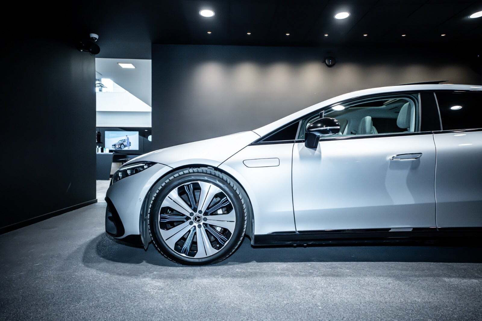 Sølv Mercedes EQS580 fra 2022