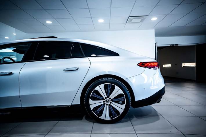 Sølv Mercedes EQS580 fra 2022