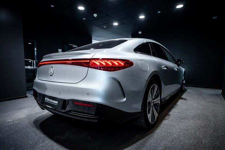 Sølv Mercedes EQS580 fra 2022