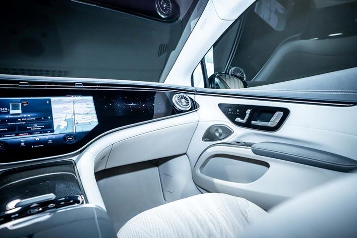 Sølv Mercedes EQS580 fra 2022