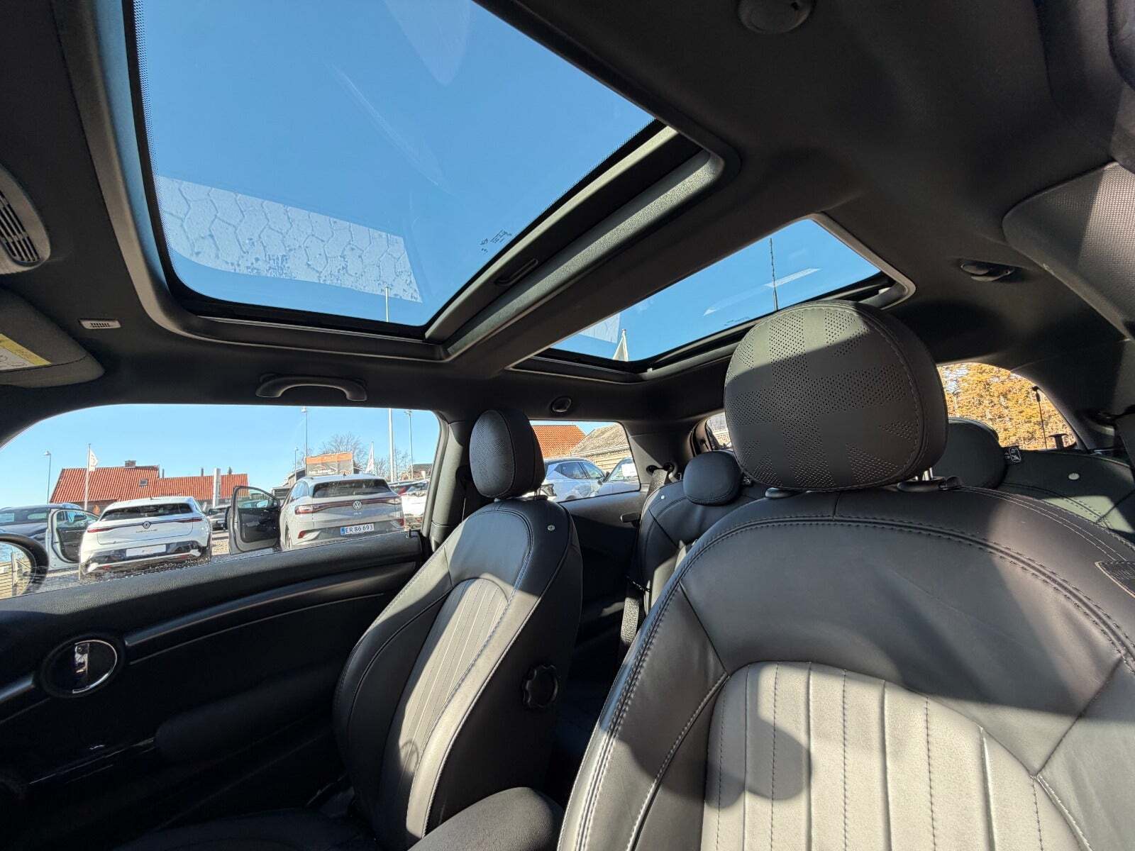 Blå Mini Cooper SE fra 2023